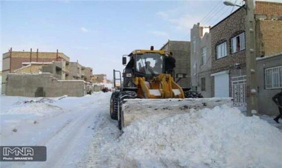 تداوم عملیات برف‌روبی و نمک‌پاشی در سطح شهر بروجرد