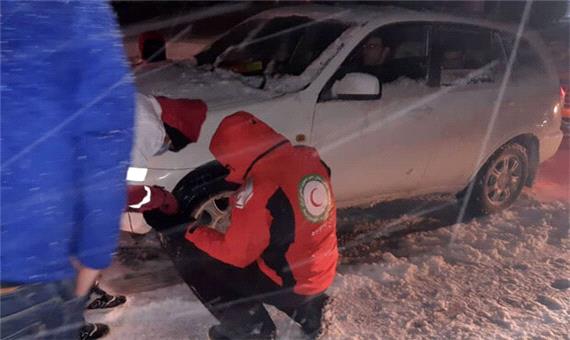 امداد رسانی به ٩٠ دستگاه خودروی گرفتار در برف و کولاک