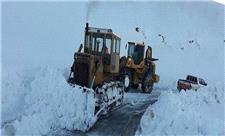 بارش 30 سانتیمتر برف در الیگودرز؛ راه ارتباطی 230 روستا قطع است