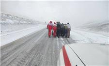 امدادرسانی به 50 مسافر گرفتار در برف و کولاک گردنه ایواندره سلسله
