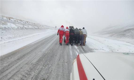 امدادرسانی به 50 مسافر گرفتار در برف و کولاک گردنه ایواندره سلسله