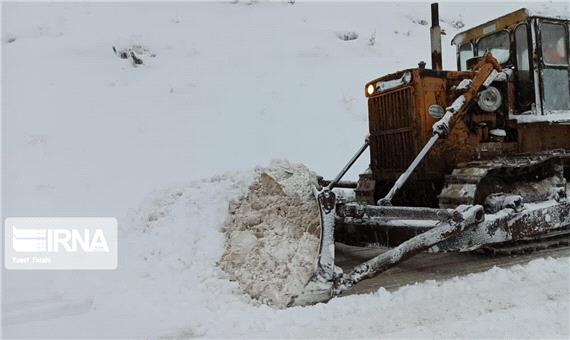 برف و کولاک جاده نورآباد به نهاوند، کرمانشاه و 300 روستای دلفان را بست