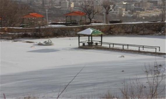 دریاچه تفرجگاه "چغا" بروجرد یخ زد