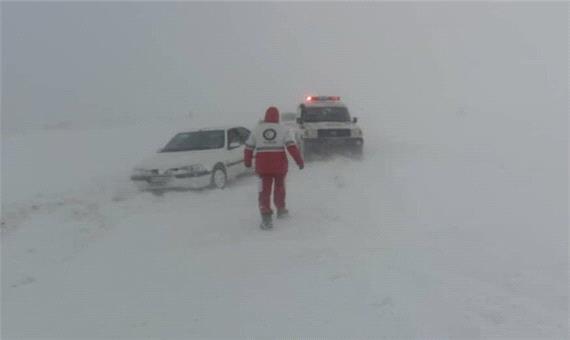 امداد رسانی به ٣٩١ خودروی گرفتار شده در برف و کولاک لرستان