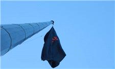 اهتزاز پرچم عزای حسینی بر فراز بام تهران