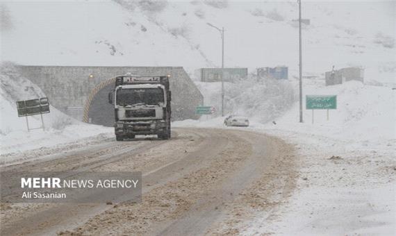 بارش برف و کاهش دید افقی در جاده‌های 5 شهر لرستان