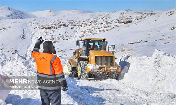 بارش برف راه ارتباطی 250 روستای دلفان را مسدود کرد