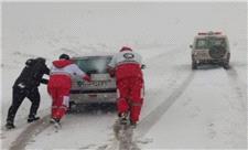 امدادرسانی به خودروهای گرفتار در برف جاده نورآباد-نهاوند
