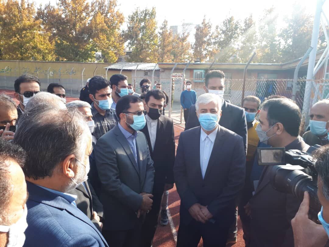 وزیر ورزش و جوانان از طرح‌های در دست ساخت بروجرد بازدید کرد