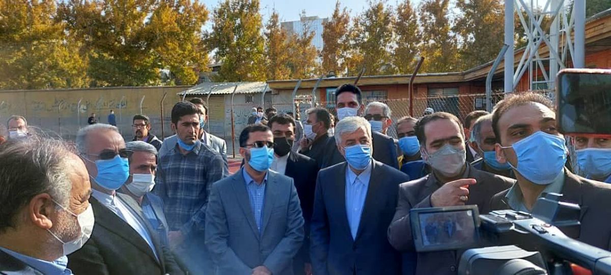 بازدید وزیر ورزش و جوانان از استادیوم شهید علی بیات بروجرد