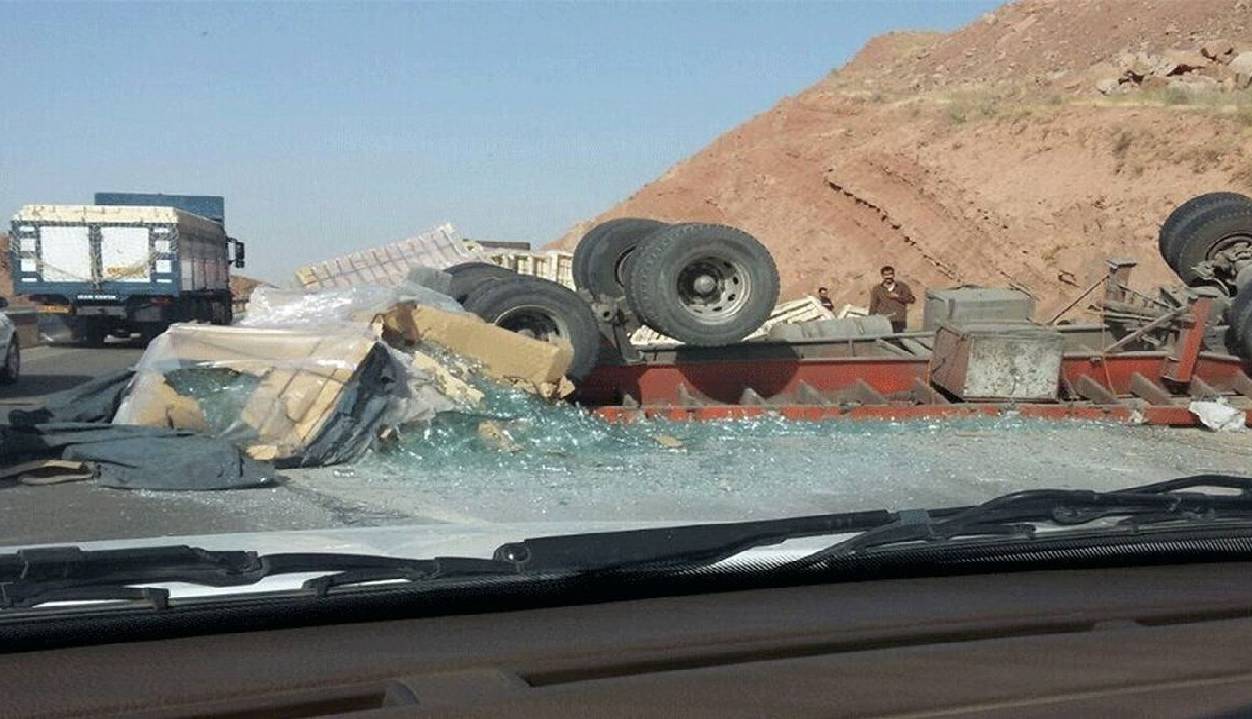 واژگونی تریلی در محور بروجرد به اراک ۲ کشته و مصدوم برجای گذاشت