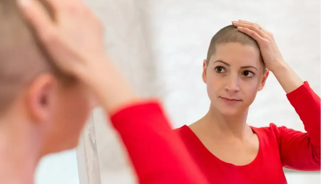 چرا موهای بعضی افراد پس از شیمی‌درمانی حالت فر پیدا می‌کند؟
