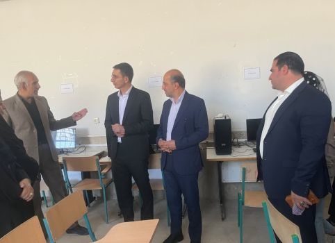 آذرکیش، معاون آموزش متوسطه وزارت آموزش و پرورش، در سفر به استان لرستان با حضور در شهرهای نورآباد و الشتر از هنرستان‌ها و نمایشگاه دست‌سازه‌های دانش‌آموزی بازدید کرد.