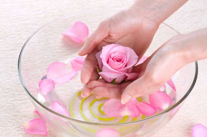 برای پوست بهتر از گلاب استفاده کنید