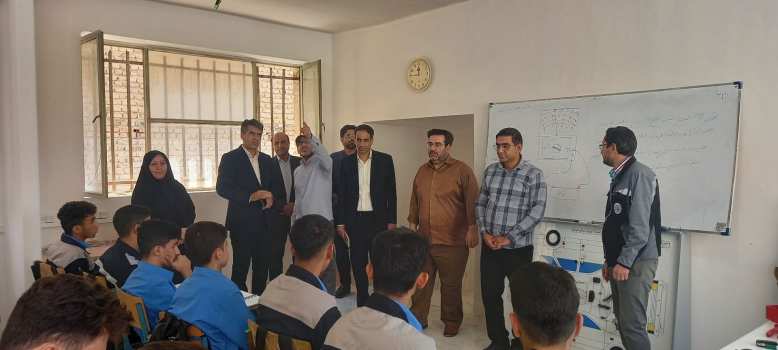 بازدید معاونان آموزش و پرورش لرستان از هنرستان‌های ناحیه دو خرم‌آباد