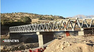 نصب عرشه فلزی پل دوآب شهرستان چگنی