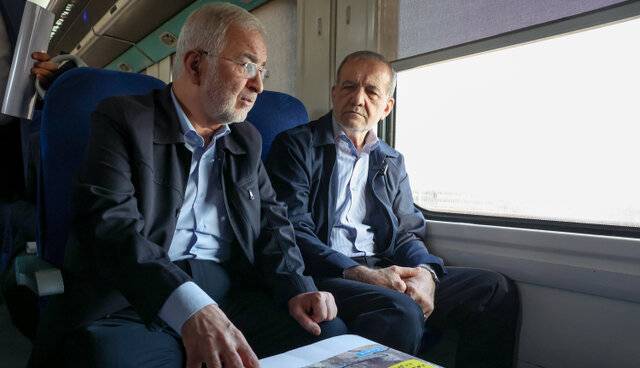 بازدید پزشکیان از خطوط راه آهن حومه ای استان تهران