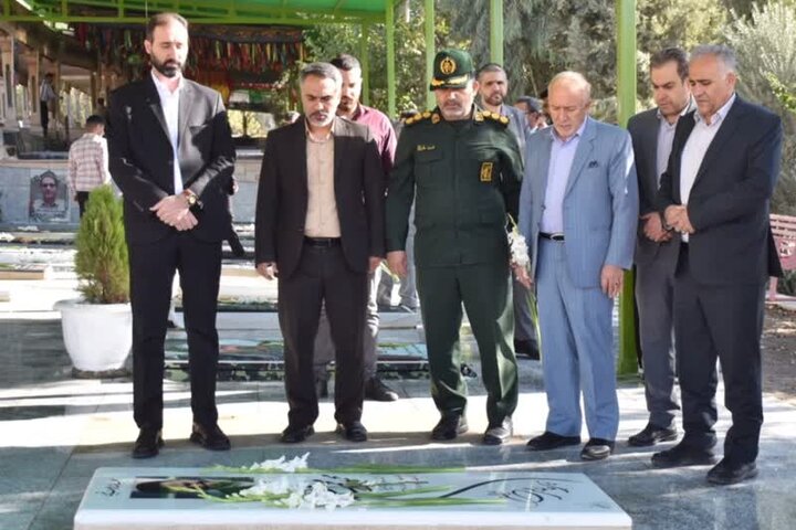 همه مسئولان لرستان در خدمت به خانواده شهدا پیش‌قدم شوند