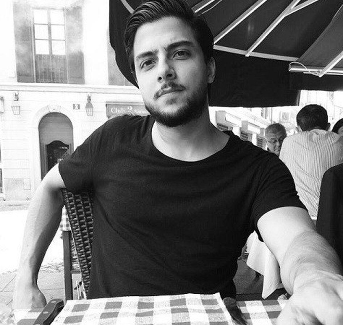 انقلاب دیجیتال روی صحنه؛ مهراد هیدن به همراهی خواننده هوش مصنوعی اجرا کرد