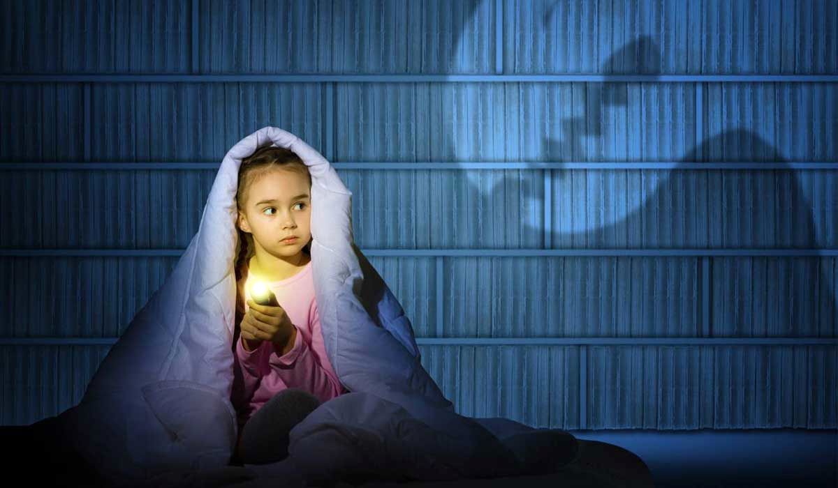 چرا در تاریکی چیزهایی می‌بینیم که واقعی نیستند؟