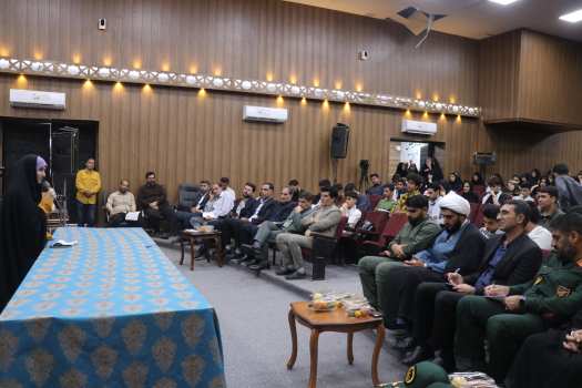 پرسش و پاسخ صمیمی مدیرکل آموزش و پرورش لرستان با دانش‌آموزان در آستانه ۱۳ آبان