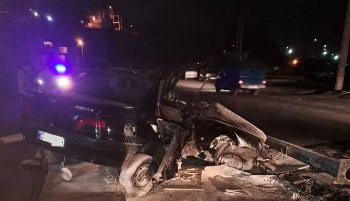 برخورد پژو ۴۰۵ با تیر چراغ برق دو نفر قربانی گرفت