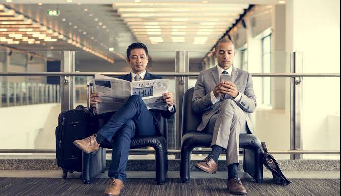 چرا پا روی پا انداختن اشتباه است؟