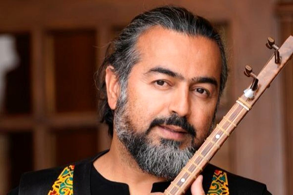 اجرای پرواز همای در مراسم رونمایی از مجسمه «زانوزنندگان مقابل ایران» در میدان انقلاب تهران/ ویدئو