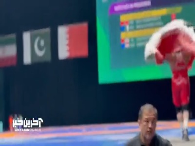 دور افتخار هدایتی با پرچم ایران