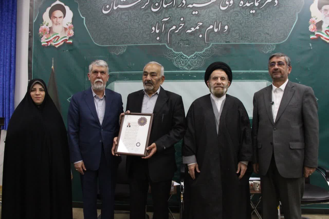وزیر ارشاد نشان درجه یک هنری را به شاعر لرستانی اعطا کرد