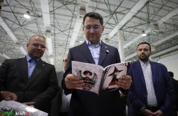 بازدید مدیرعامل سازمان منطقهٔ آزاد کیش از ششمین نمایشگاه کتاب