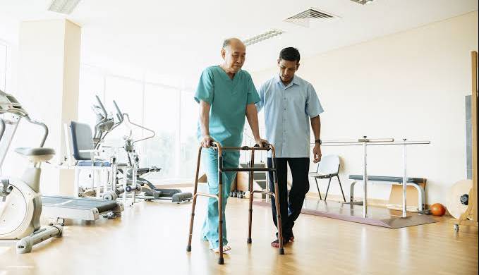 بی‌حسی و گزگز پا نشانه‌ای از مشکلات سیاتیک و ستون فقرات