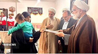 دیدار نماینده ولی‌فقیه در هلال احمر با خانواده شهید مرادی در لرستان