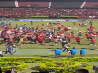 کتک خوردن رئیس باشگاه از هواداران در جشن قهرمانی