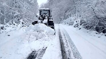 برف راه ارتباطی ۷۰ روستای دلفان را بست