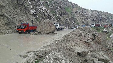 ریزش کوه در محور پلدختر به خرم‌آباد