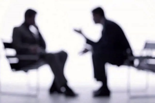 با این ۳ رفتار کوچک، آرام‌ترین فرد در جمع باشید