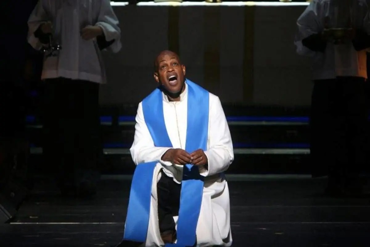 خواننده مشهور با ضربات چاقو در خانه‌اش کشته شد