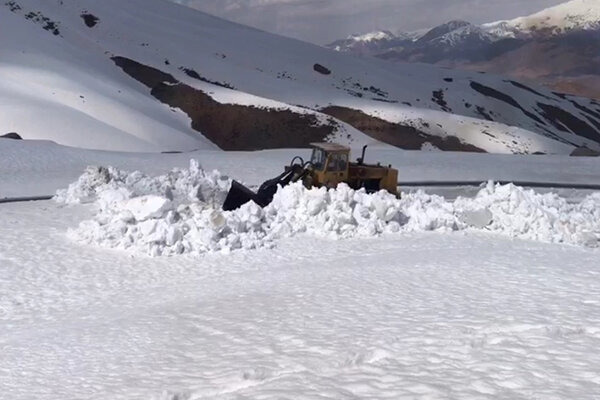 برفروبی و بازگشایی گردنه گله‌بادوش الیگودرز