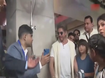 رونمایی از مجسمه مسی با حضور شاهرخ‌ خان!