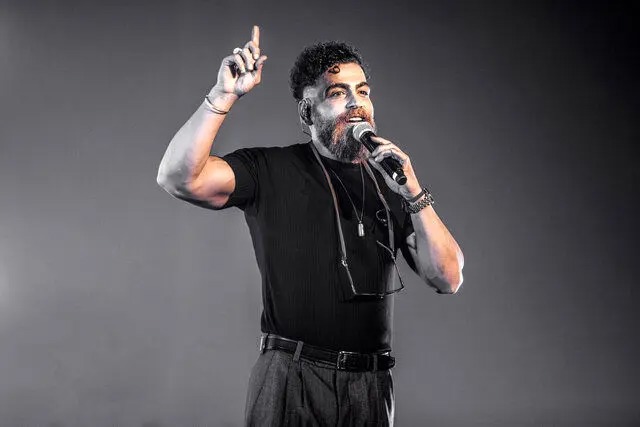 صحبتهای جنجالی  و دلى معین زندی در کنسرتش/ ویدئو