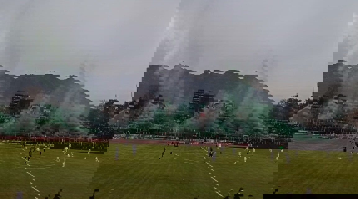 آتش‌بازی هواداران خیبر در جریان دیدار با استقلال