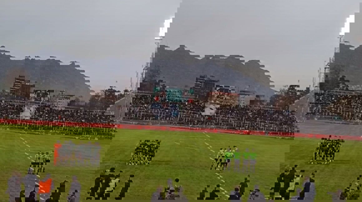 ورود بازیکنان به زمین و آغاز بازی خیبر - استقلال