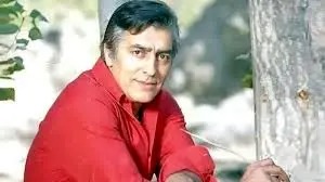 سفر در زمان؛ «فردین» در حال دریافت نشان لیاقت از «محمدرضا پهلوی؛ سال ۱۳۳۳