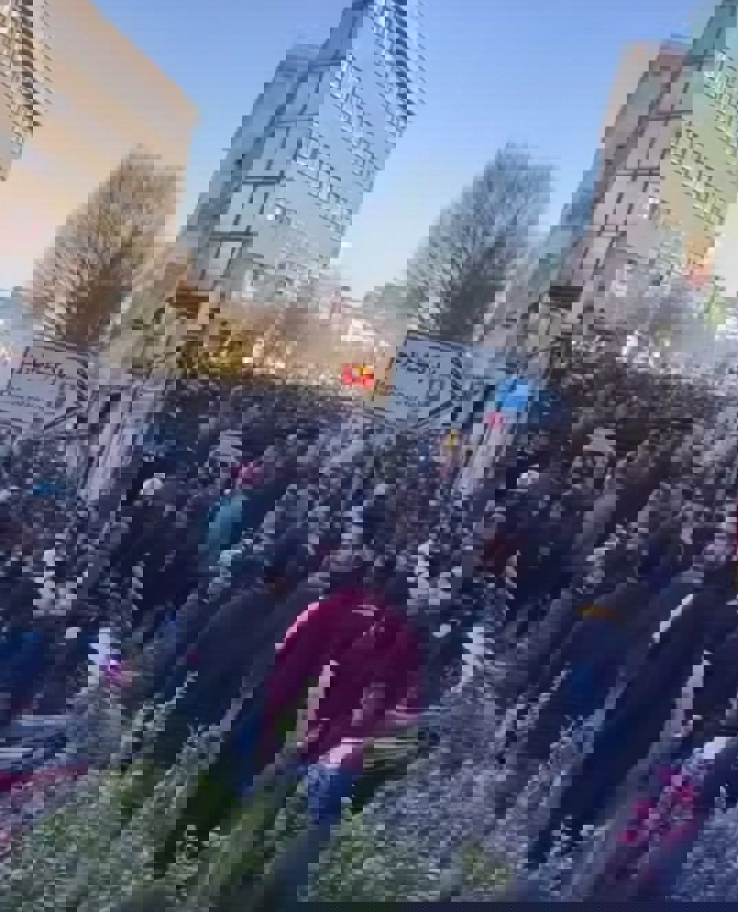 چند تصویر از اعتراض کسبه تهرانی به عدم کنترل قیمت دلار از سوی نهادهای مسئول