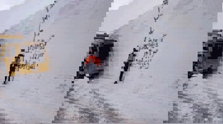 گردنه‌ای در محاصره؛ ارتفاع برف به ۵ متر رسید!