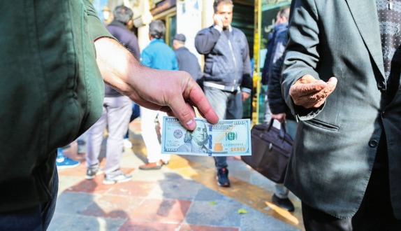 دلارهای آبی تقلبی؟ روایت «اعتماد» از تهدید تازه در بازار تهران