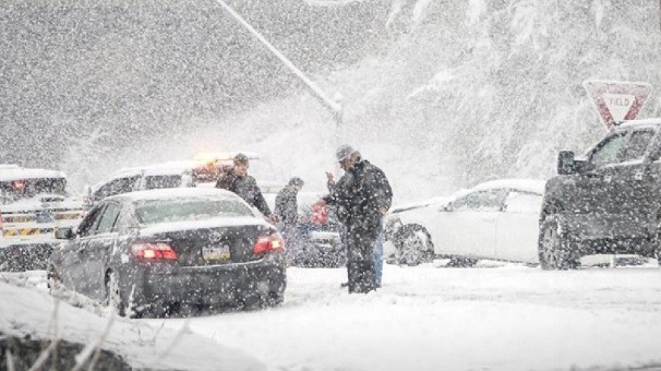 امدادرسانی پلیس لرستان به ۲۰۰ خودروی گرفتار در برف و کولاک