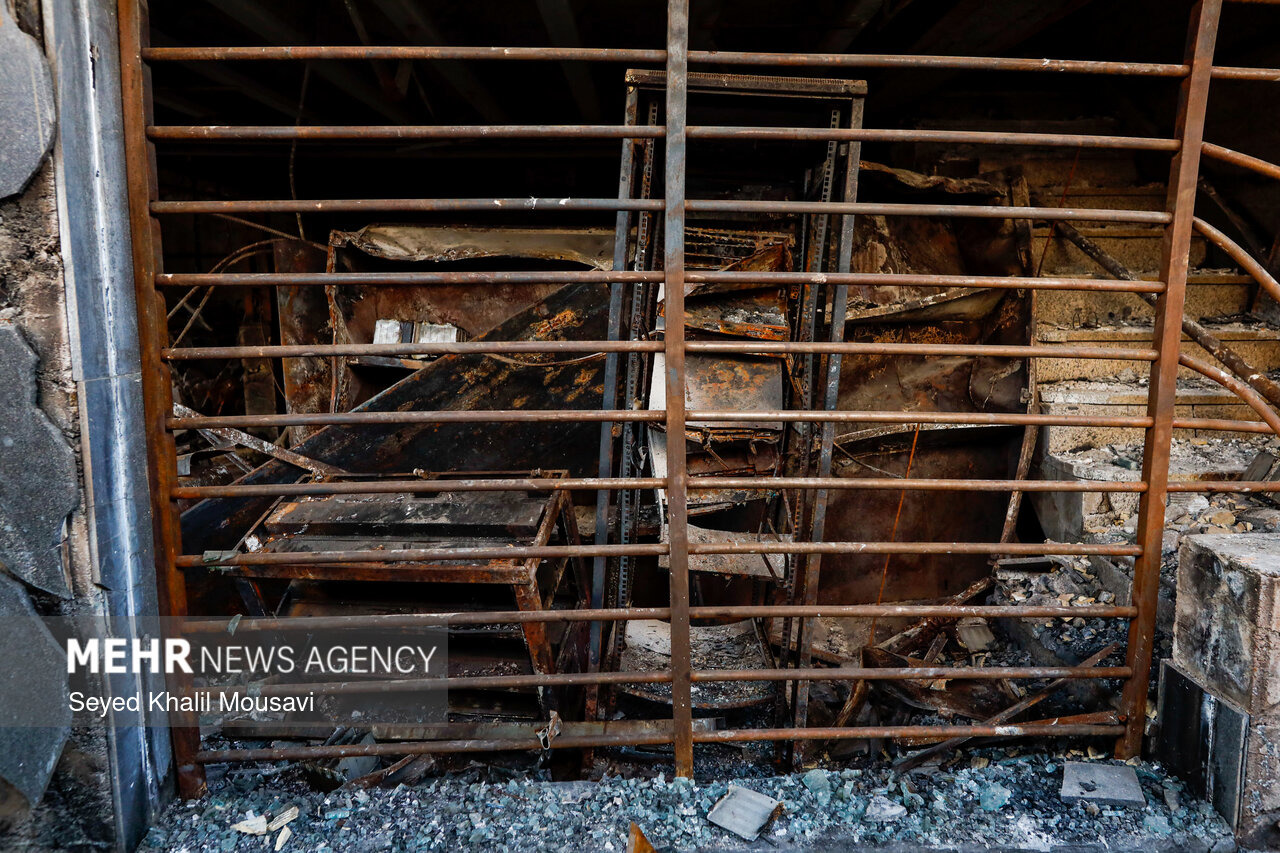 تصاویر دیده نشده از حمله آشوبگران مسلح به یک کلانتری در ازنا