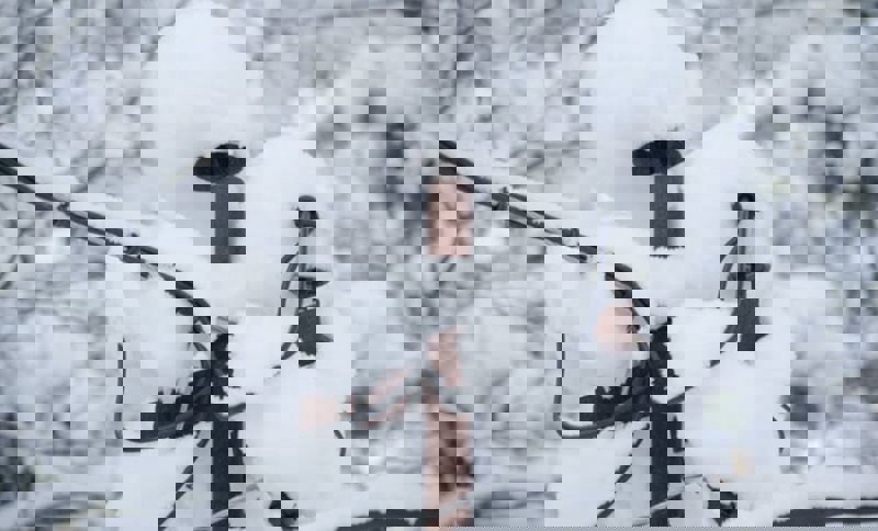 تلاش برای وصل برق شهر الیگودرز بعد از بارش سنگین برف